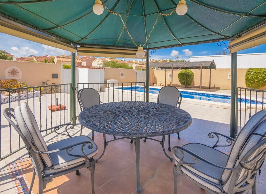 Återförsäljning - Oberoende villa - La Marina - Urb. La Marina