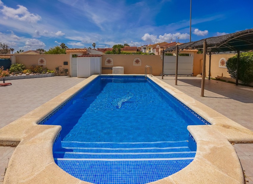 Återförsäljning - Oberoende villa - La Marina - Urb. La Marina