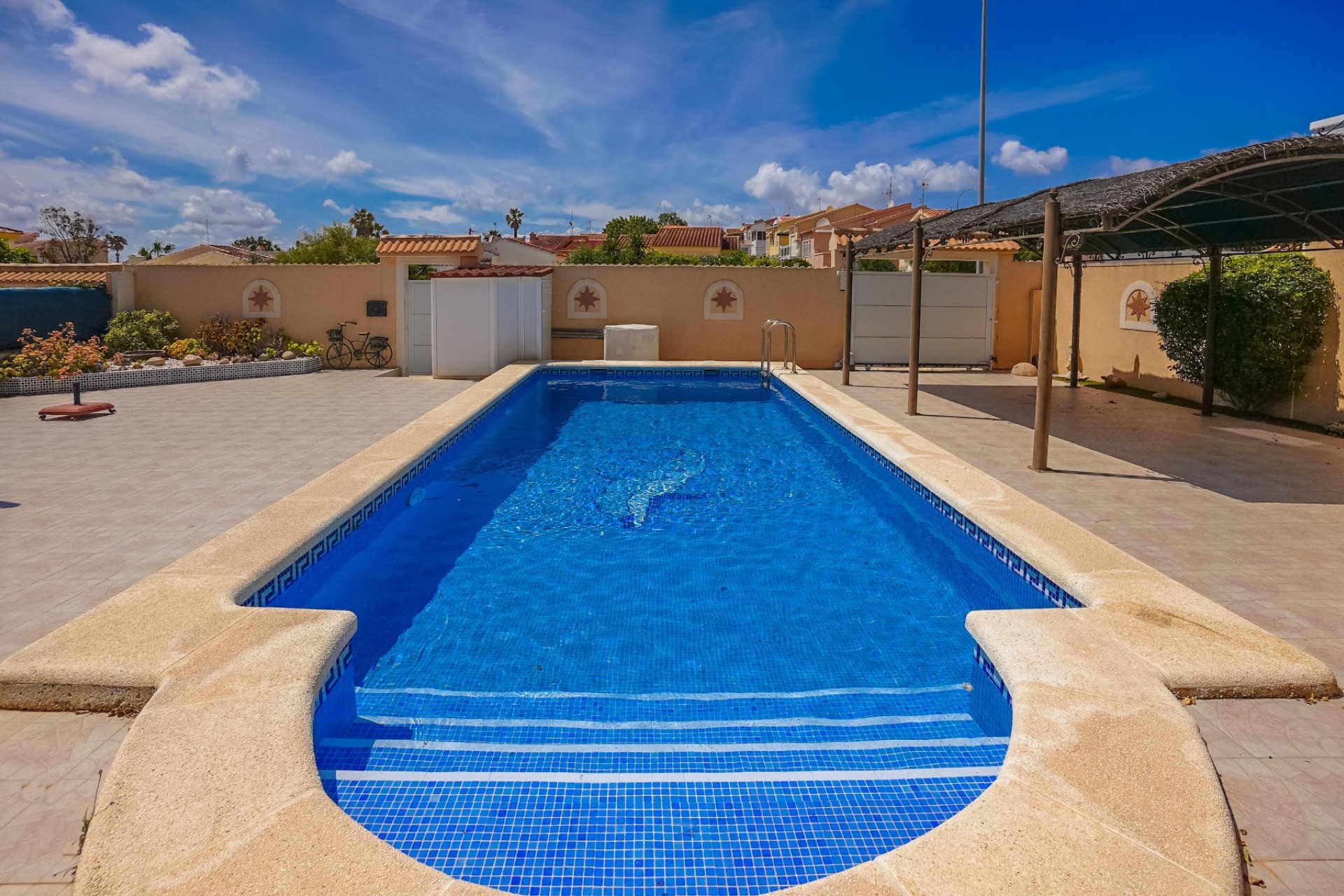 Återförsäljning - Oberoende villa - La Marina - Urb. La Marina
