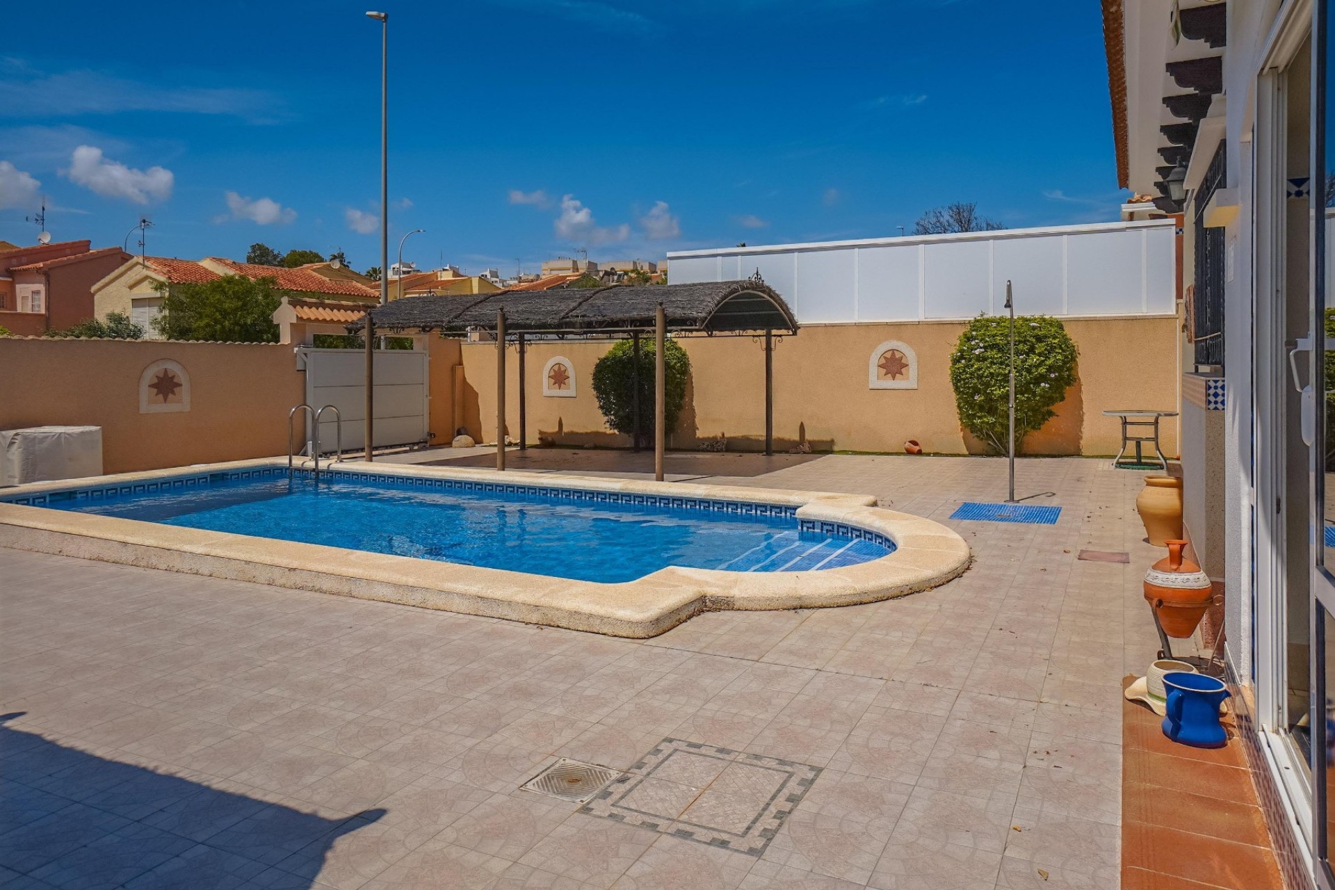 Återförsäljning - Oberoende villa - La Marina - Urb. La Marina