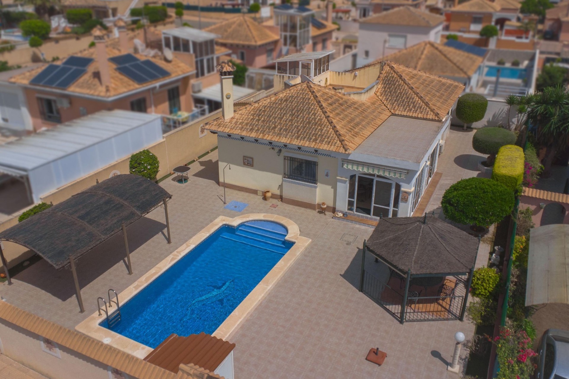 Återförsäljning - Oberoende villa - La Marina - Urb. La Marina
