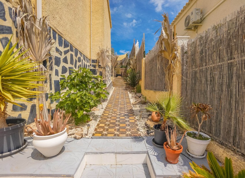 Återförsäljning - Oberoende villa - La Marina - Urb. La Marina
