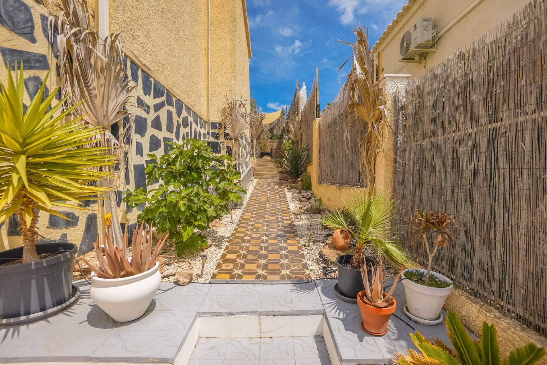 Återförsäljning - Oberoende villa - La Marina - Urb. La Marina