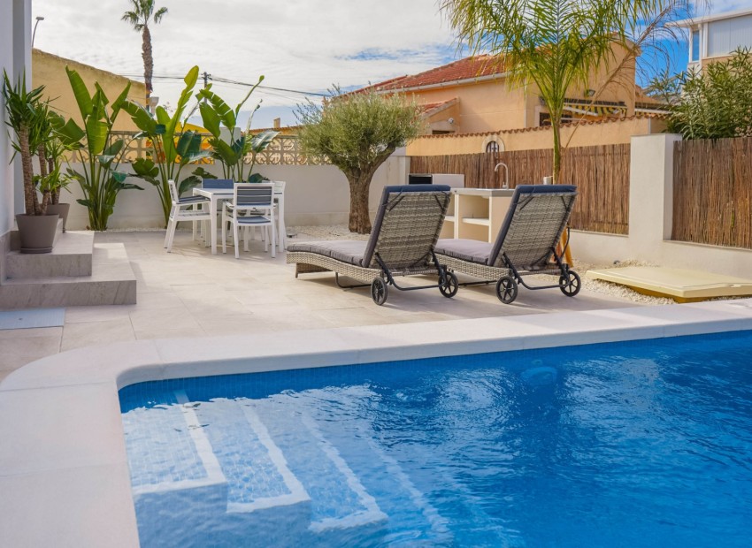 Återförsäljning - Oberoende villa - La Marina - Urb. La Marina
