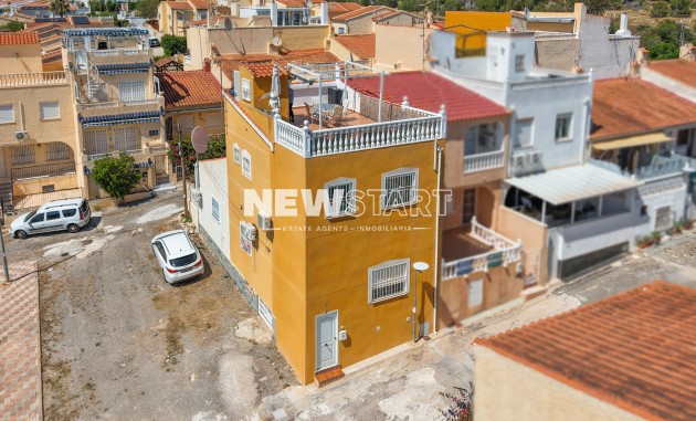 Casa adosada - Reventa - La Marina - Urb. La Marina