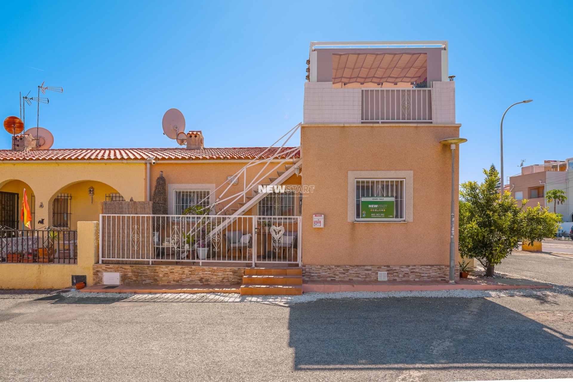 Herverkoop - Hoekwoning - La Marina - Urb. La Marina