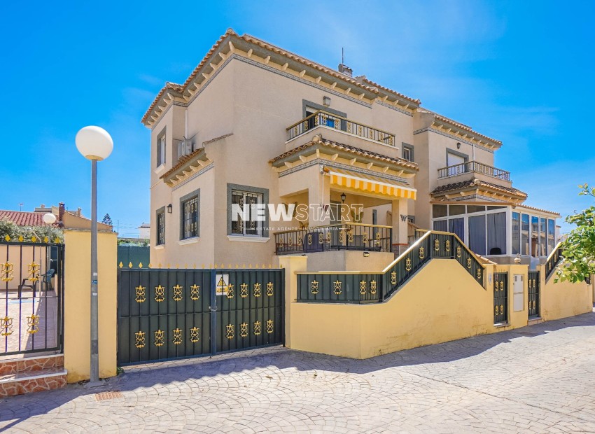 Herverkoop - Twee-onder-een-kapwoning - La Marina - Urb. El Oasis