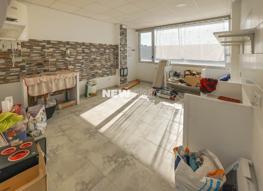 Resale - Commercial - La Marina - Urb. La Marina