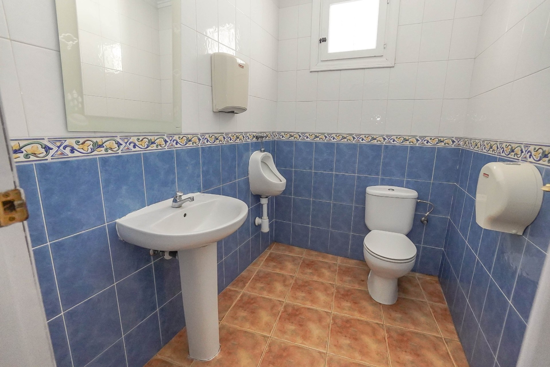 Resale - Commercial - La Marina - Urb. La Marina