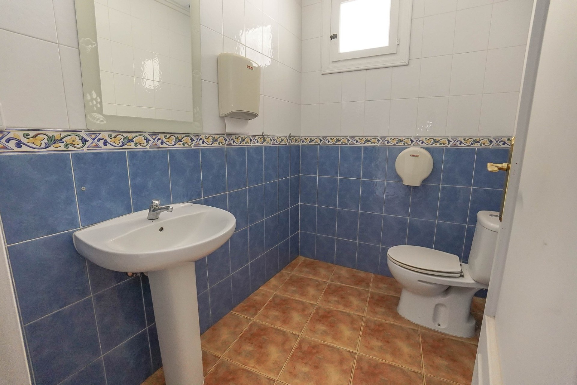 Resale - Commercial - La Marina - Urb. La Marina