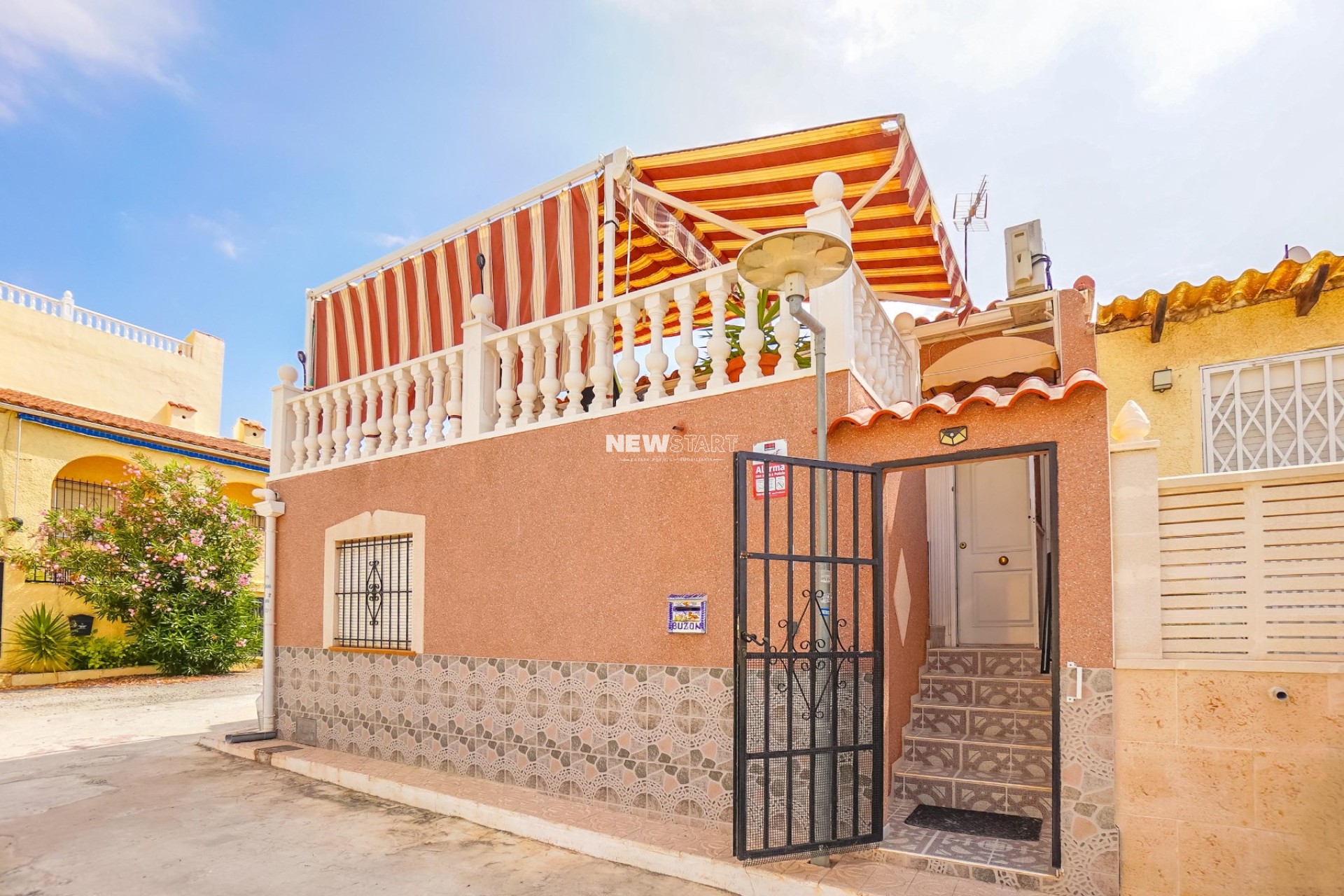Resale - End Terrace - La Marina - Urb. La Marina