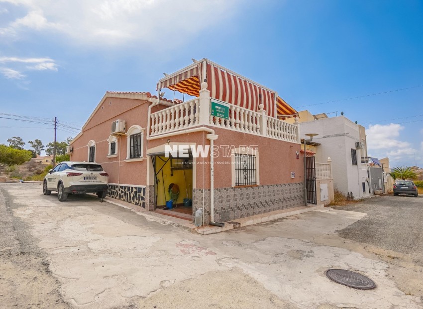 Resale - End Terrace - La Marina - Urb. La Marina