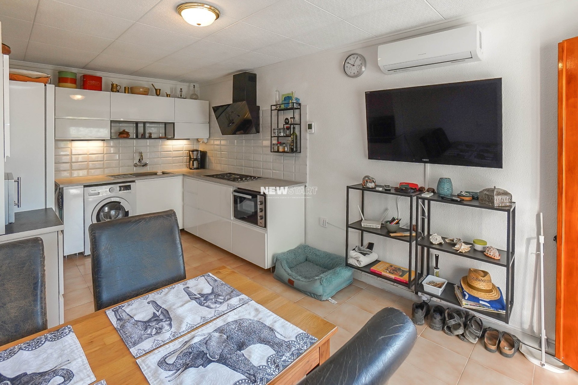 Resale - End Terrace - La Marina - Urb. La Marina