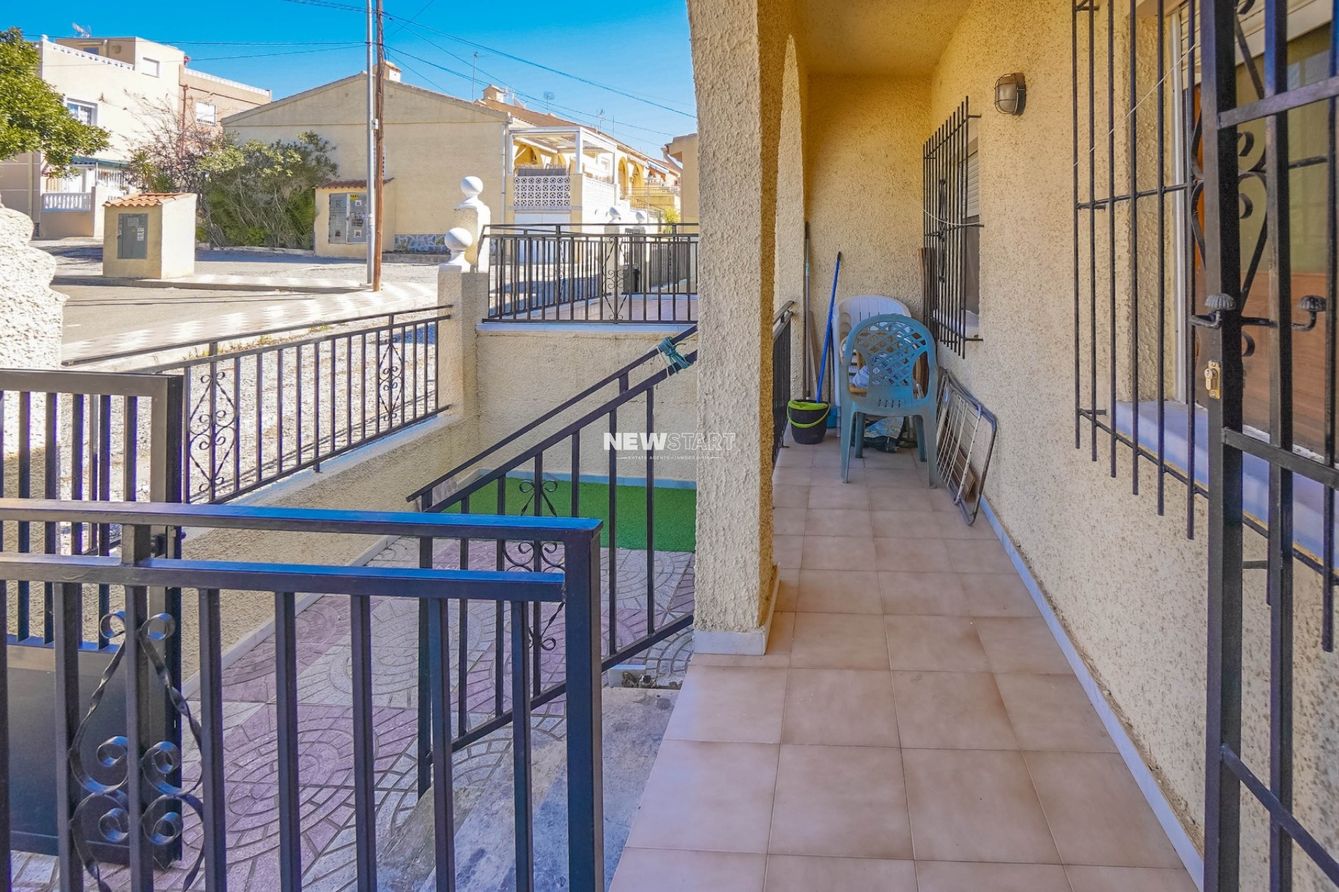 Resale - End Terrace - La Marina - Urb. La Marina