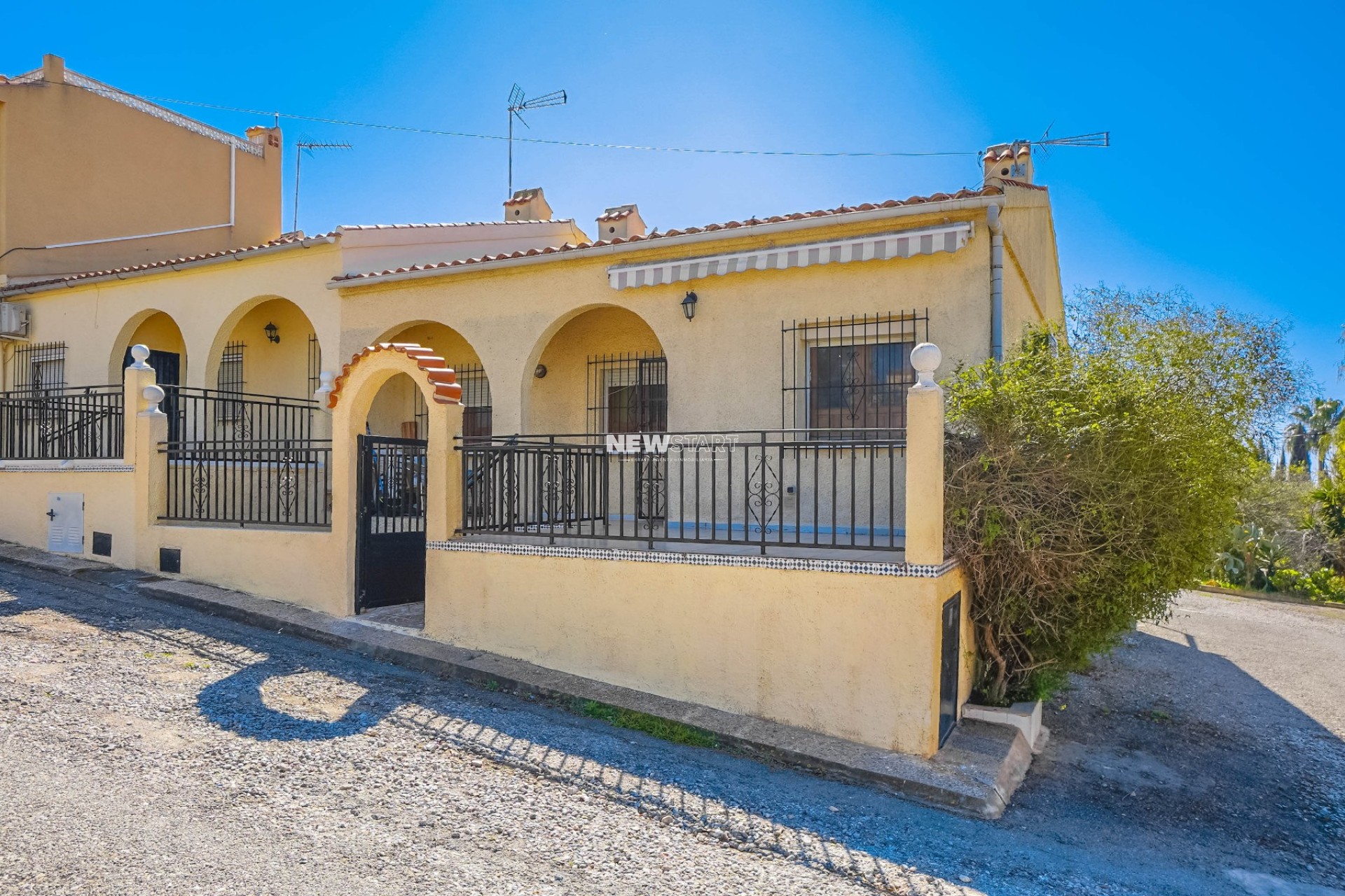 Resale - End Terrace - La Marina - Urb. La Marina