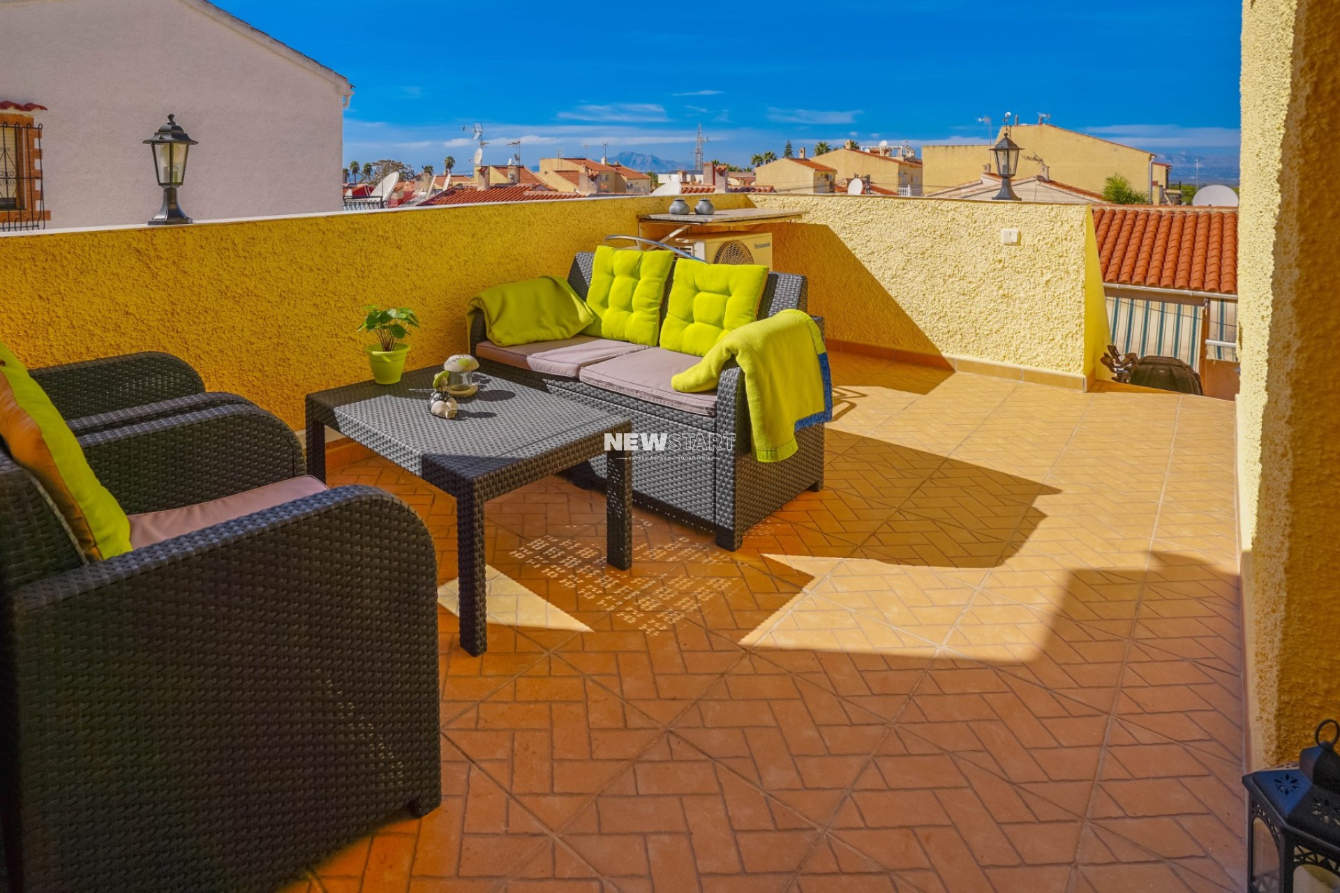 Resale - End Terrace Townhouse - La Marina - Urb. La Marina
