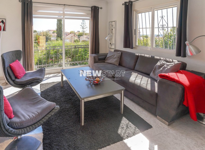 Resale - End Terrace Townhouse - La Marina - Urb. La Marina