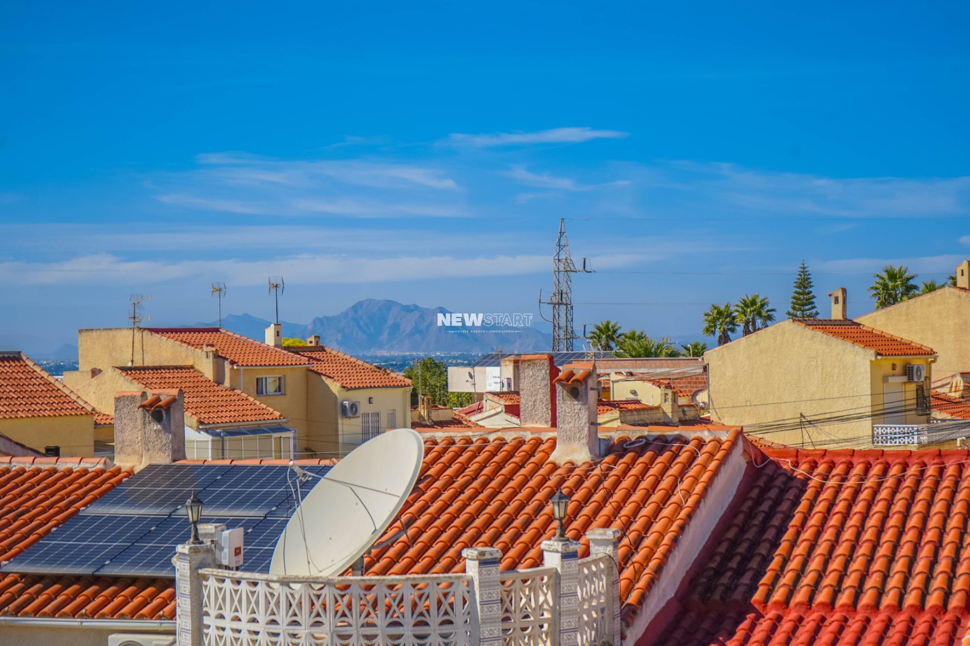 Resale - End Terrace Townhouse - La Marina - Urb. La Marina