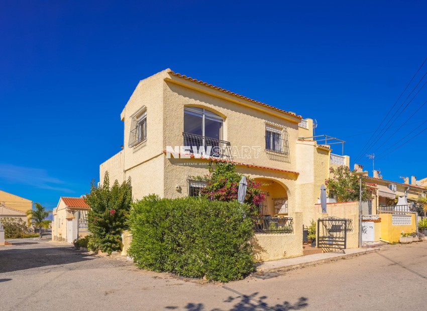 Resale - End Terrace Townhouse - La Marina - Urb. La Marina