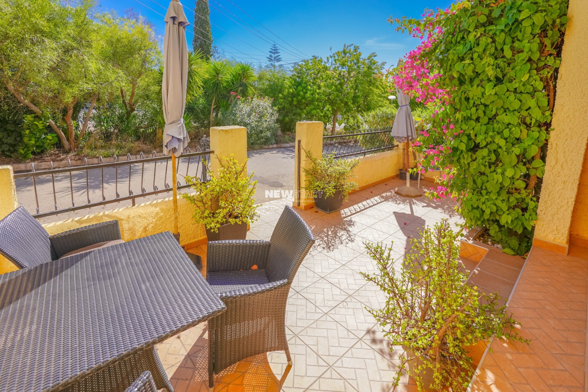 Resale - End Terrace Townhouse - La Marina - Urb. La Marina