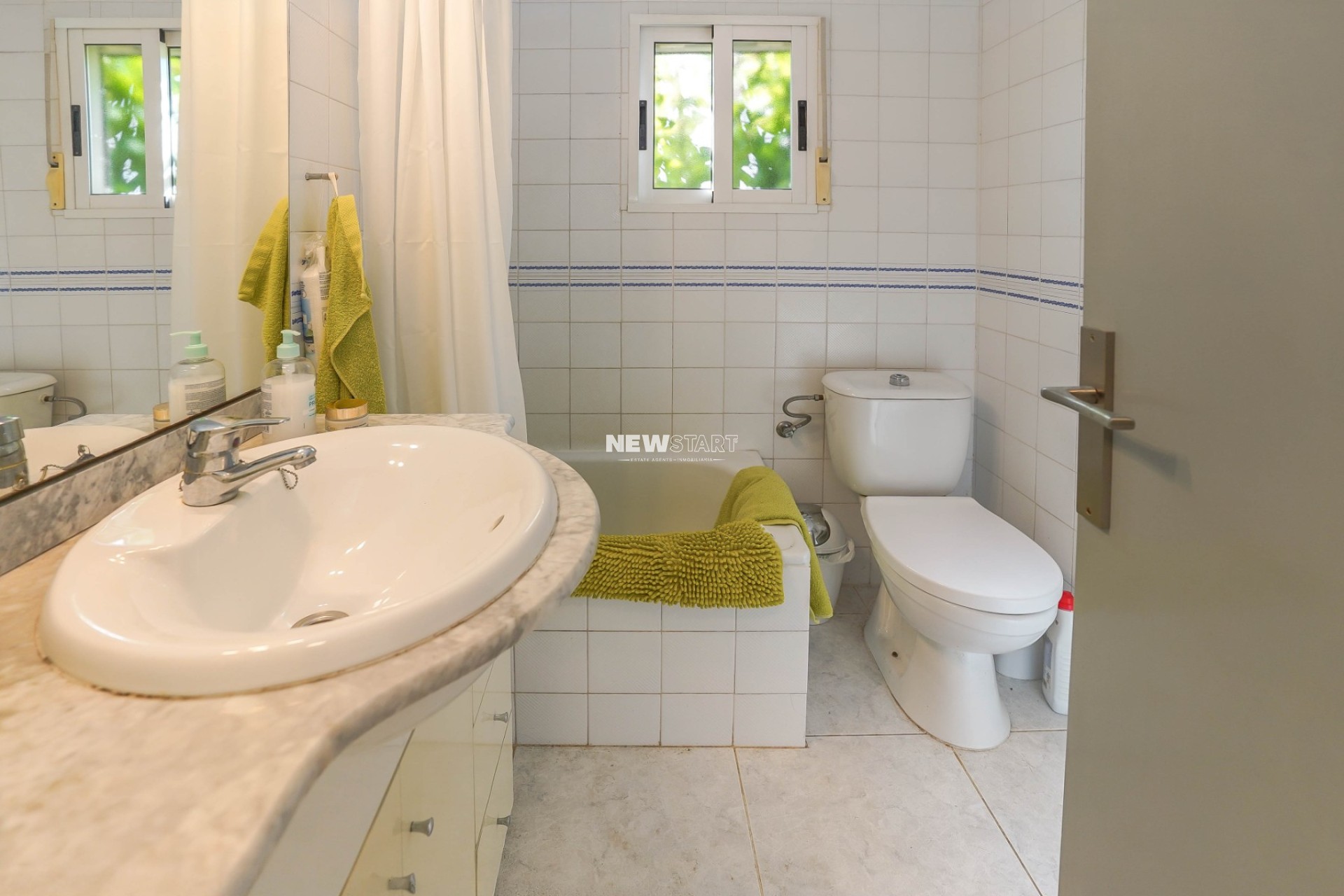 Resale - End Terrace Townhouse - La Marina - Urb. La Marina