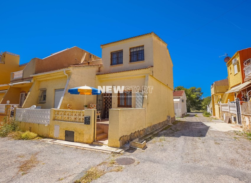 Resale - End Terraced Townhouse - La Marina - Urb. La Marina
