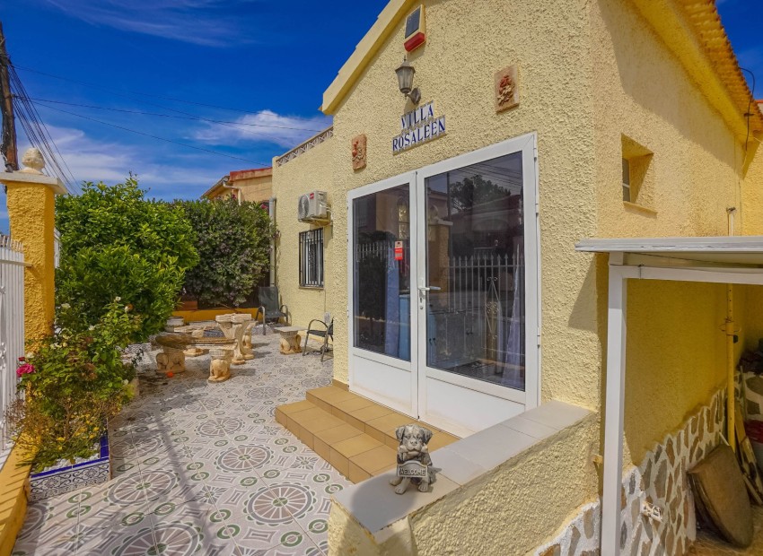 Resale - Independent Villa - La Marina - Urb. La Marina