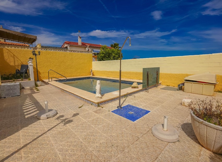 Resale - Independent Villa - La Marina - Urb. La Marina
