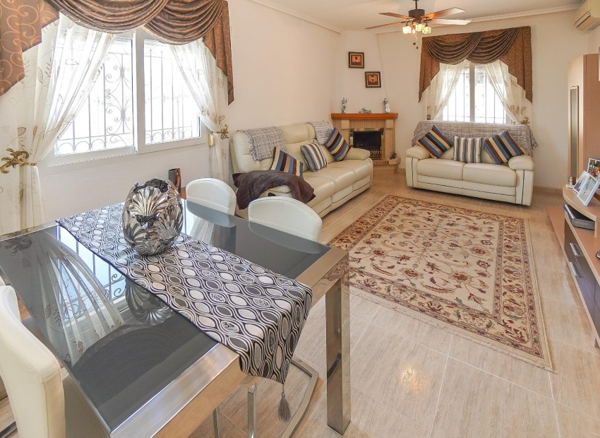 Resale - Independent Villa - La Marina - Urb. La Marina
