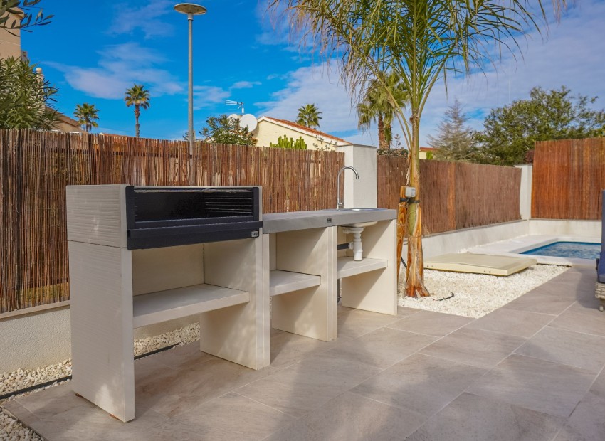 Resale - Independent Villa - La Marina - Urb. La Marina