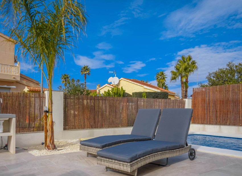 Resale - Independent Villa - La Marina - Urb. La Marina