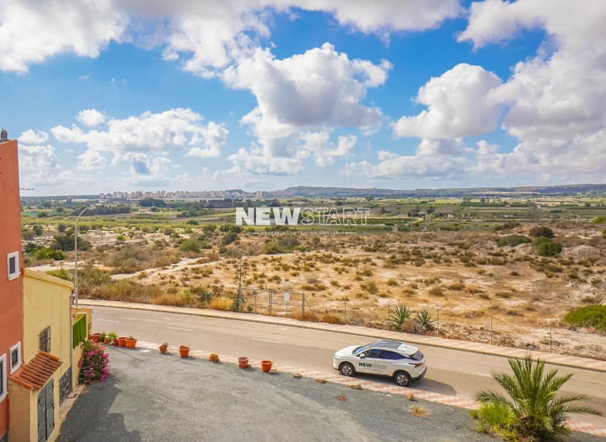 Resale - Townhouse - La Marina - Urb. La Marina