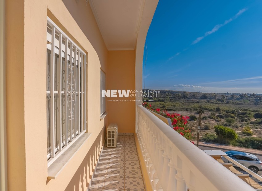 Resale - Townhouse - La Marina - Urb. La Marina