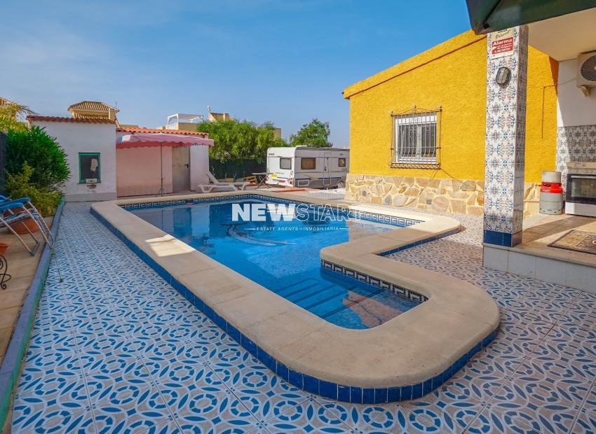 Resale - Villa - La Marina - Urb. La Marina