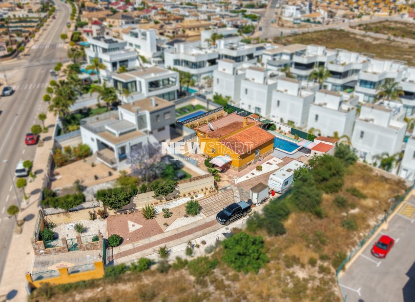 Resale - Villa - La Marina - Urb. La Marina