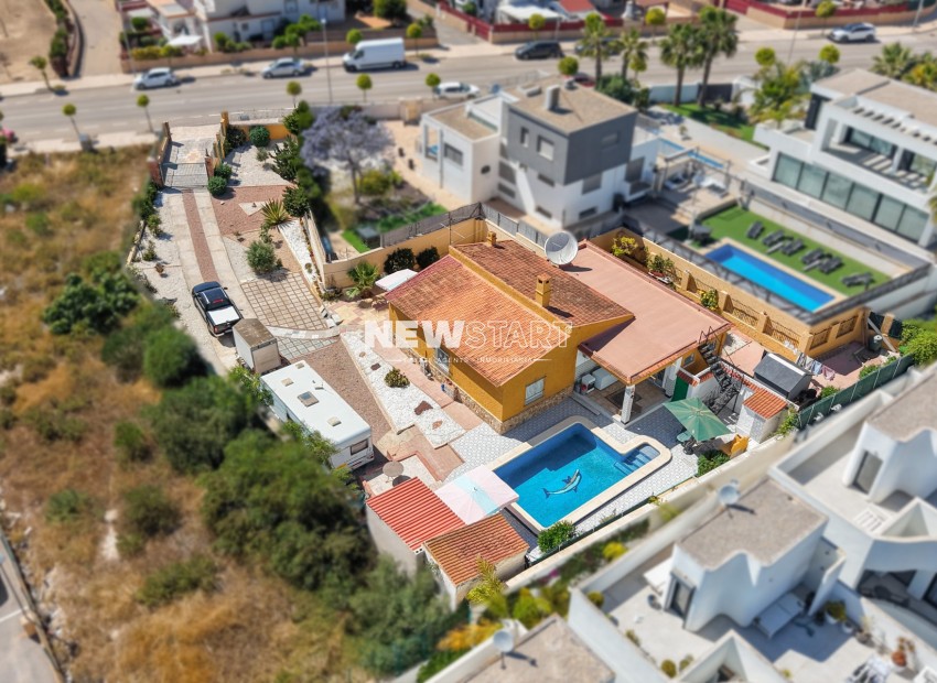 Resale - Villa - La Marina - Urb. La Marina