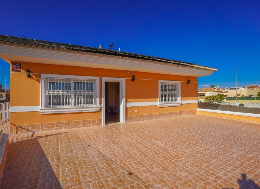 Resale - Villa - La Marina - Urb. La Marina