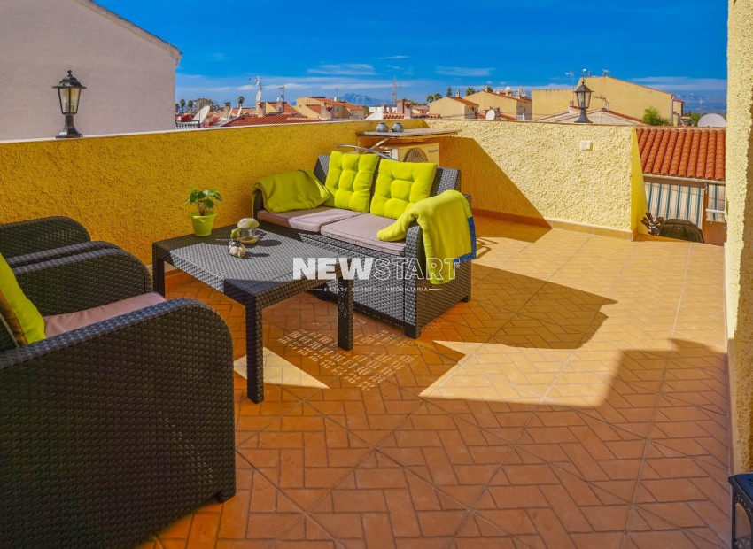 Reventa - Casa adosada con terraza al final - La Marina - Urb. La Marina