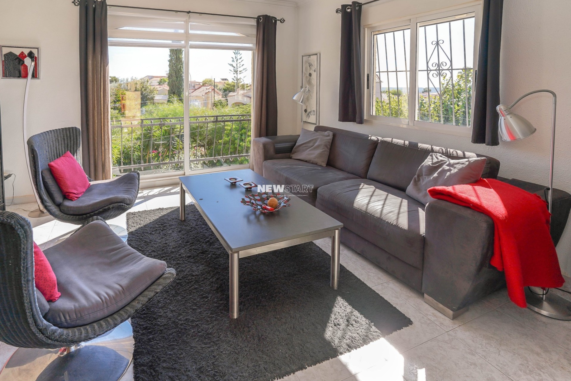 Reventa - Casa adosada con terraza al final - La Marina - Urb. La Marina