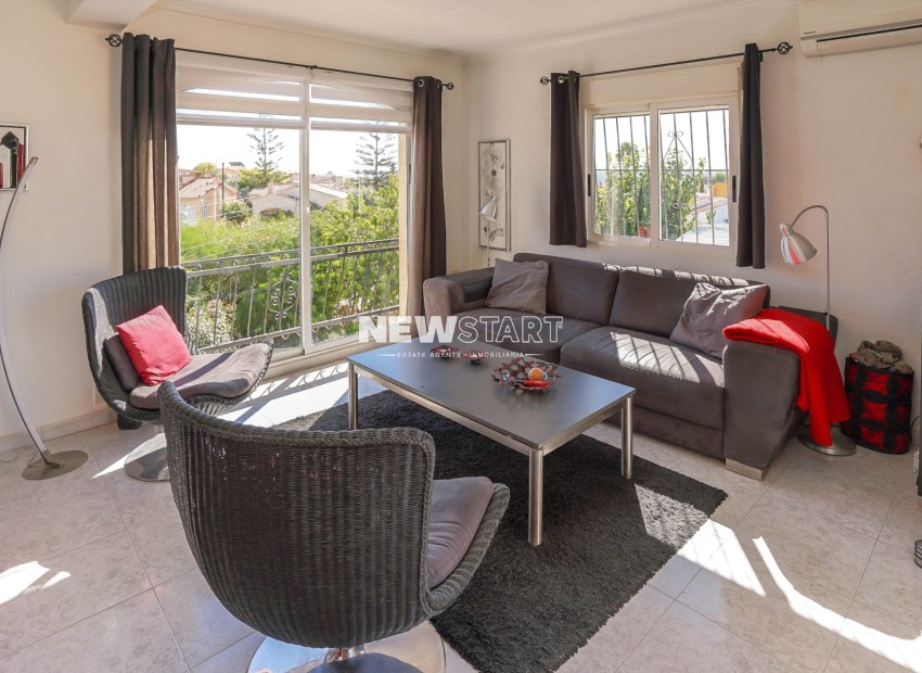Reventa - Casa adosada con terraza al final - La Marina - Urb. La Marina