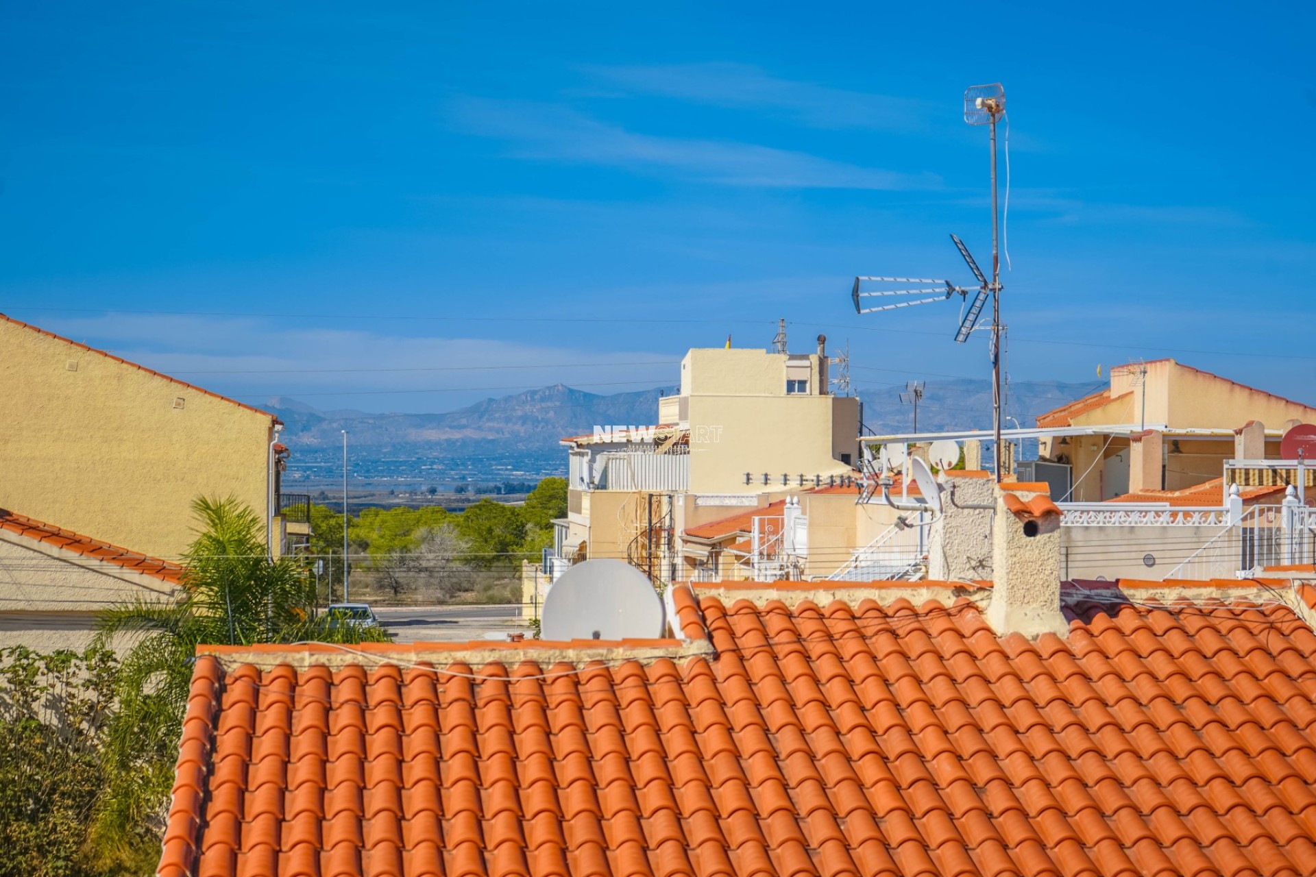 Reventa - Casa adosada con terraza al final - La Marina - Urb. La Marina