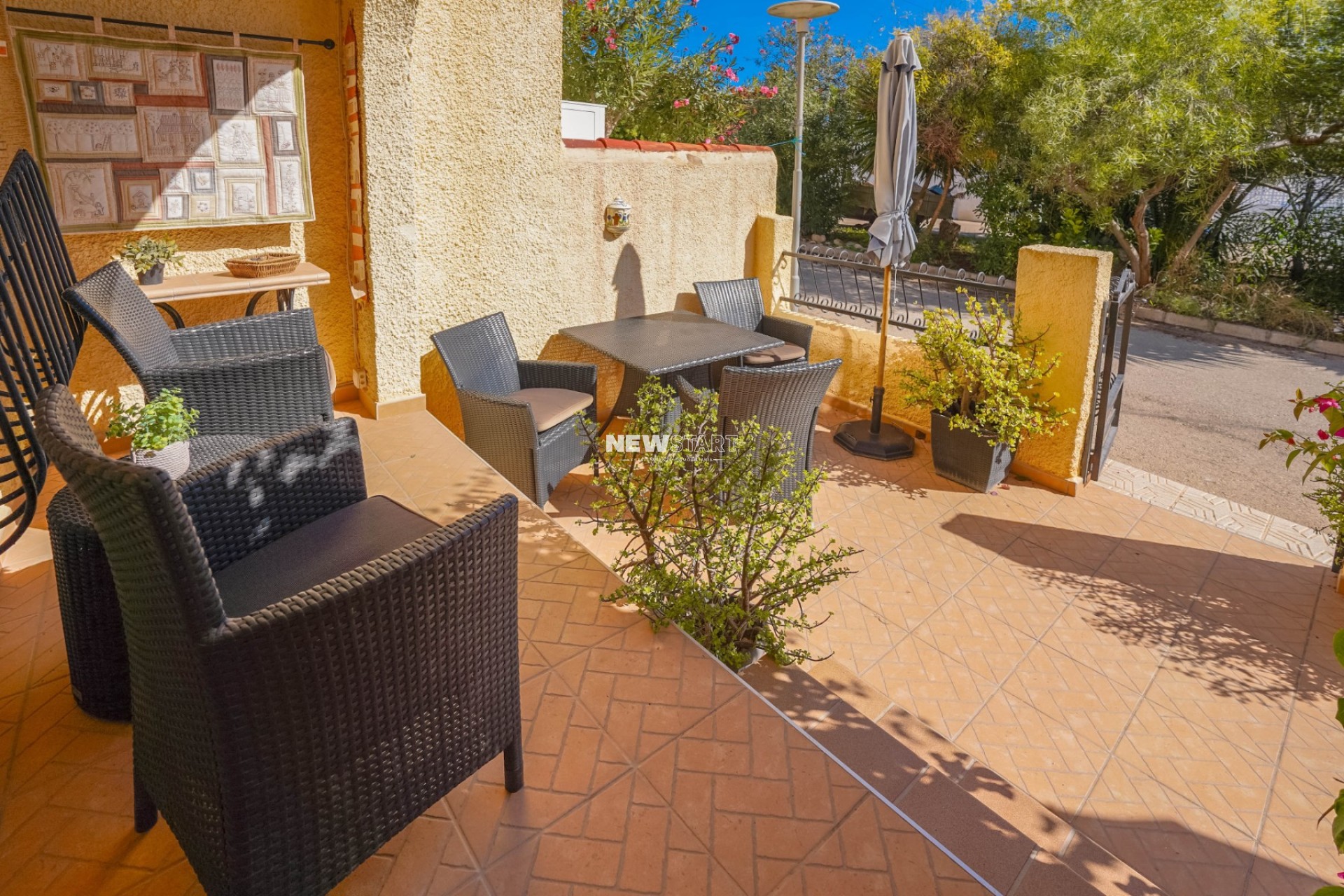 Reventa - Casa adosada con terraza al final - La Marina - Urb. La Marina