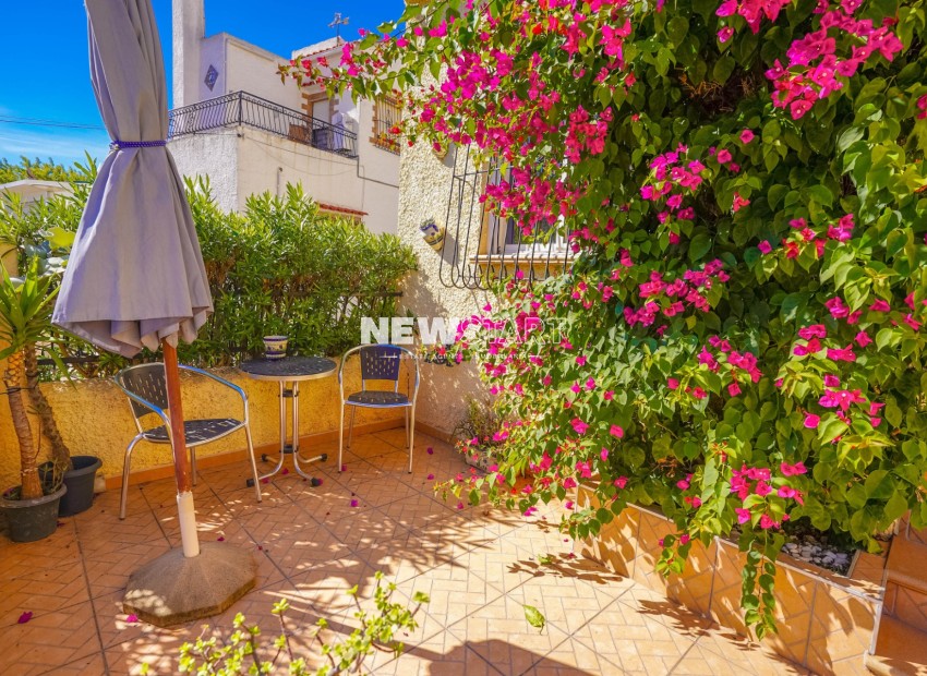 Reventa - Casa adosada con terraza al final - La Marina - Urb. La Marina