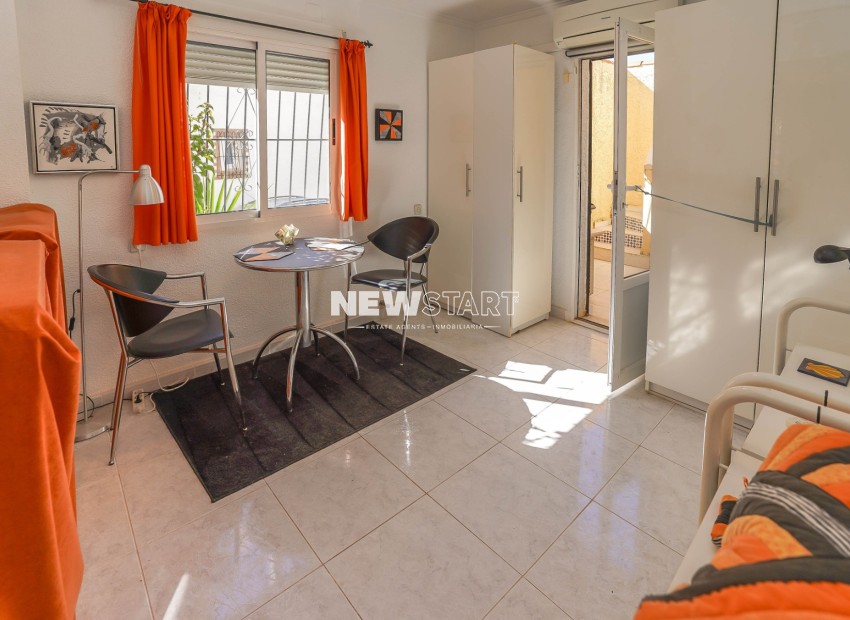 Reventa - Casa adosada con terraza al final - La Marina - Urb. La Marina