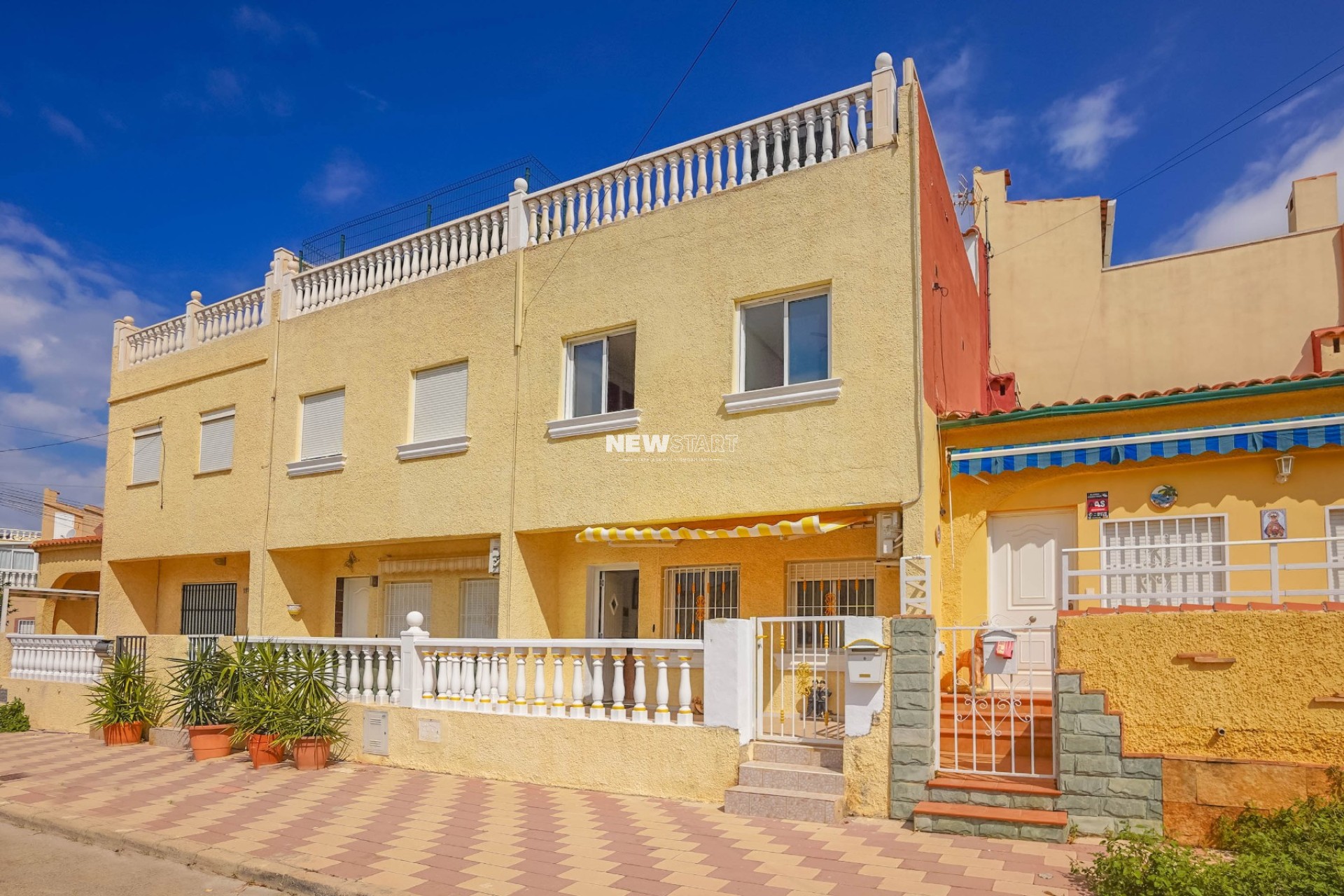 Reventa - Casa adosada - La Marina - Urb. La Marina