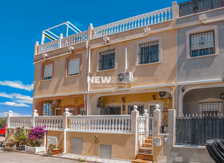 Reventa - Casa adosada - La Marina - Urb. La Marina