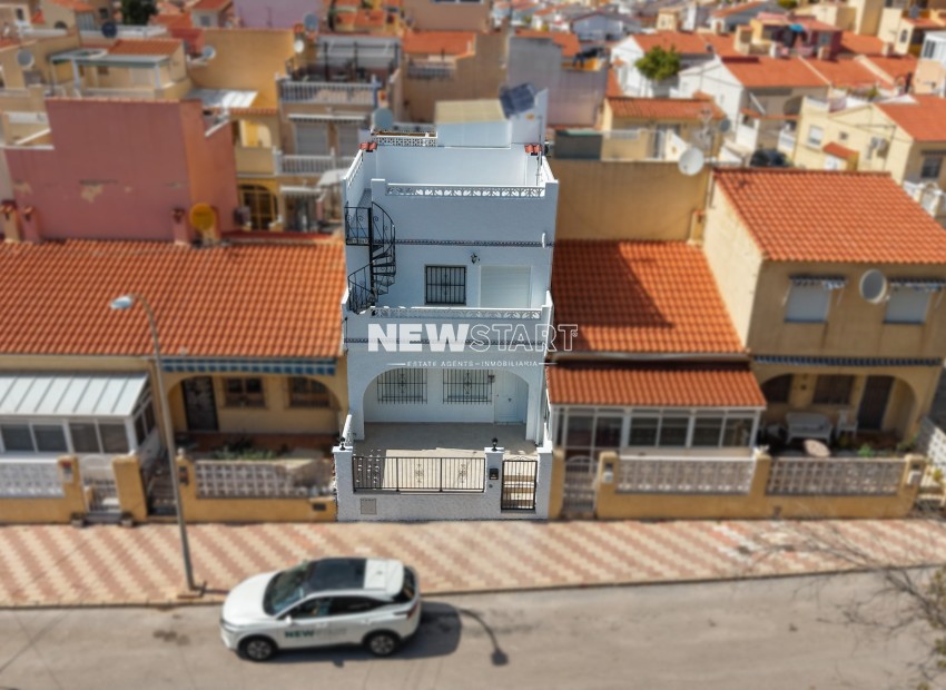Reventa - Casa adosada - La Marina - Urb. La Marina