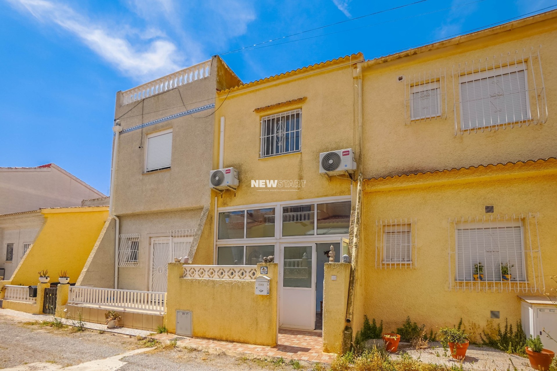 Reventa - Casa adosada - La Marina - Urb. La Marina