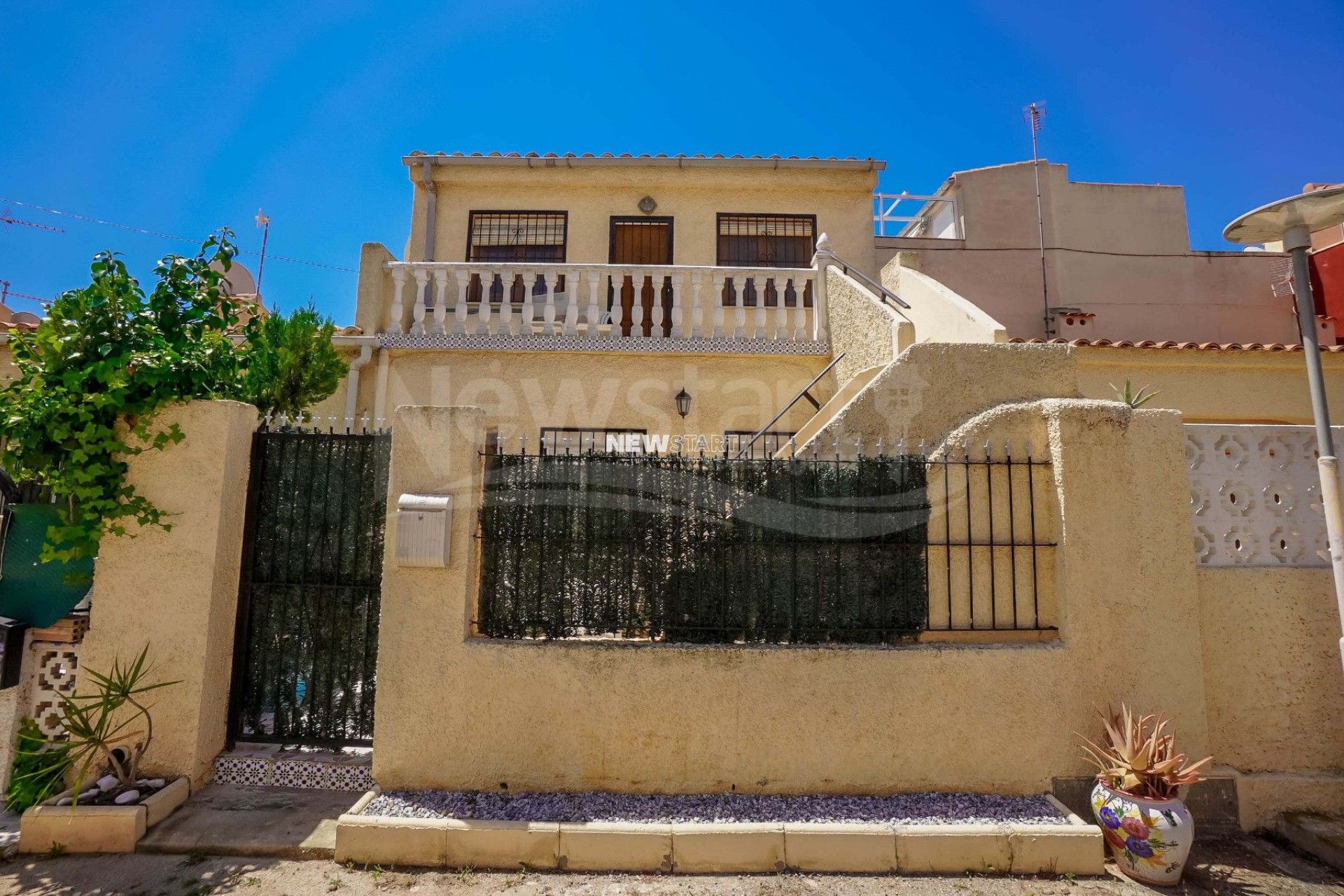 Reventa - Casa adosada - La Marina - Urb. La Marina