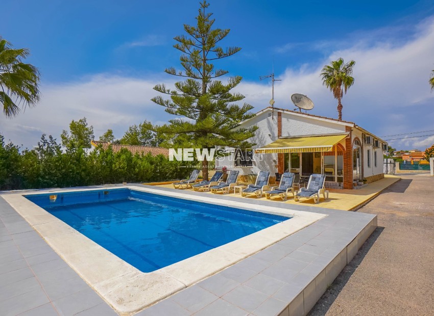 Reventa - Villa - La Marina - Urb. El Oasis